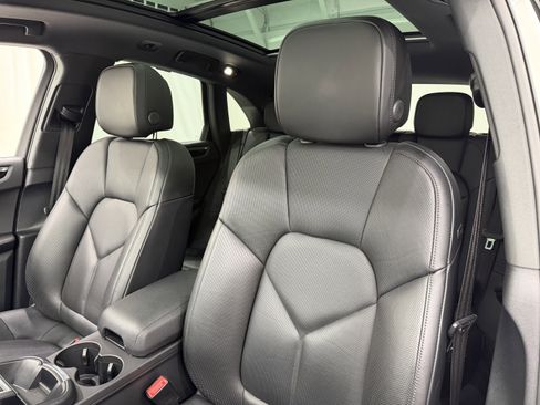 Certified 2024 Porsche Macan image 33