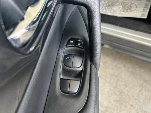 Used 2018 Nissan Rogue SV FWD image 36