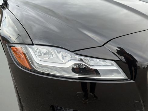 Used 2020 Jaguar XF Premium image 10