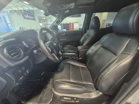 Used 2021 Toyota Tacoma TRD Off-Road w/ TRD Premium Off Road Package AWD/4WD image 10
