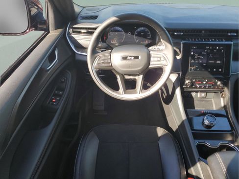 Certified 2025 Jeep Grand Cherokee Altitude image 13