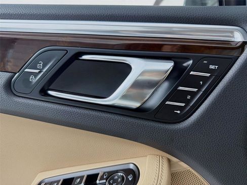 Certified 2023 Porsche Macan image 18