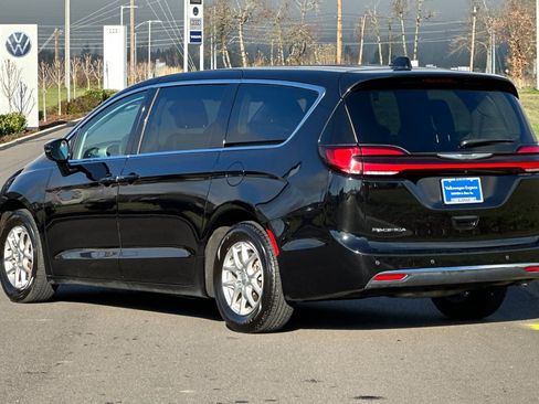 Used 2024 Chrysler Pacifica Touring-L image 5