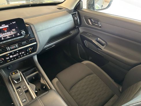 Used 2025 Nissan Pathfinder SV FWD image 38