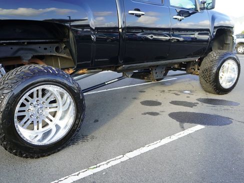 Used 2014 Chevrolet Silverado 2500 LT w/ Custom Sport Truck Package image 7