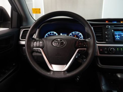 Used 2019 Toyota Highlander LE AWD/4WD image 17
