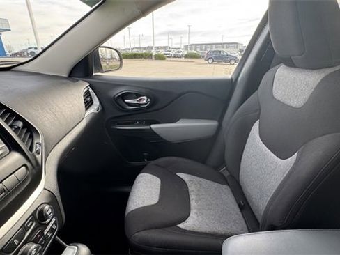 Used 2014 Jeep Cherokee Latitude w/ Comfort/Convenience Group image 28