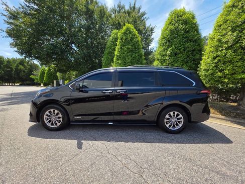 Used 2021 Toyota Sienna XLE FWD image 2