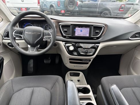 Used 2023 Chrysler Voyager LX FWD image 13