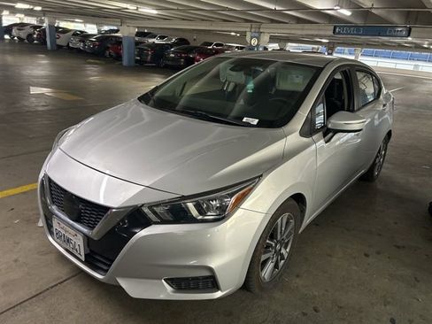 Used 2020 Nissan Versa SV image 5