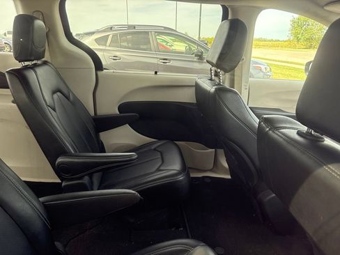 Used 2024 Chrysler Pacifica Touring-L FWD image 22