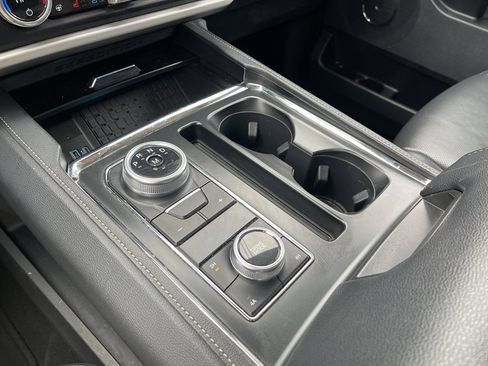 Used 2024 Ford Expedition XLT image 21