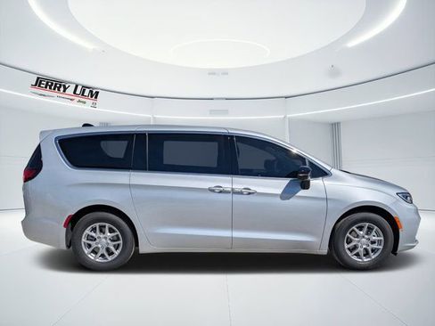 New 2026 Chrysler Pacifica Select FWD image 2