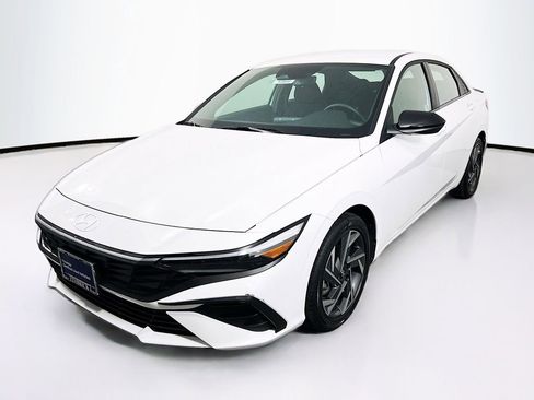 Certified 2025 Hyundai Elantra SEL image 4