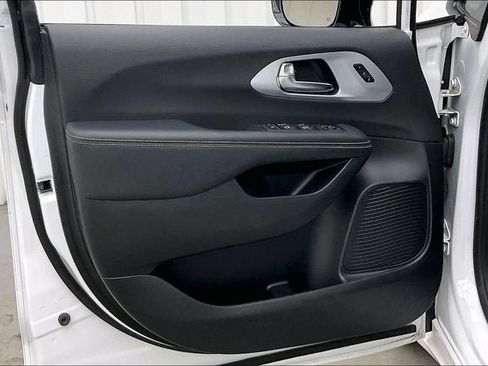 Used 2025 Chrysler Pacifica Limited FWD image 21