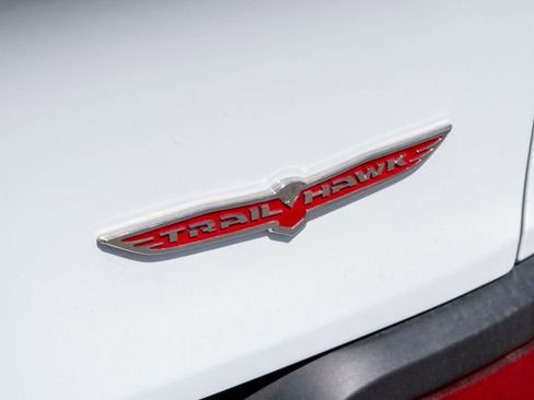 Used 2017 Jeep Cherokee Trailhawk image 11