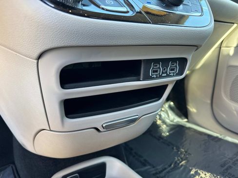 Used 2024 Chrysler Pacifica Touring-L image 25