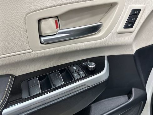 Used 2025 Toyota Sienna Limited image 13