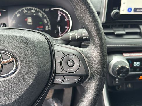 Used 2025 Toyota RAV4 XLE image 17