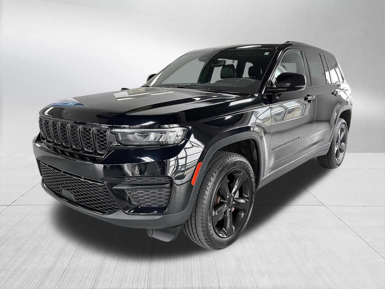 Used 2023 Jeep Grand Cherokee Altitude AWD/4WD image 1