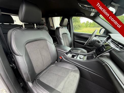 Used 2024 Jeep Grand Cherokee Altitude AWD/4WD image 45