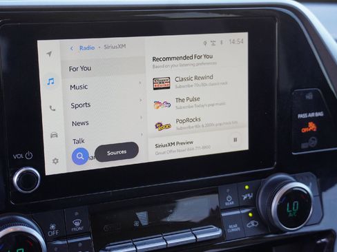 Used 2023 Toyota Highlander XLE image 12