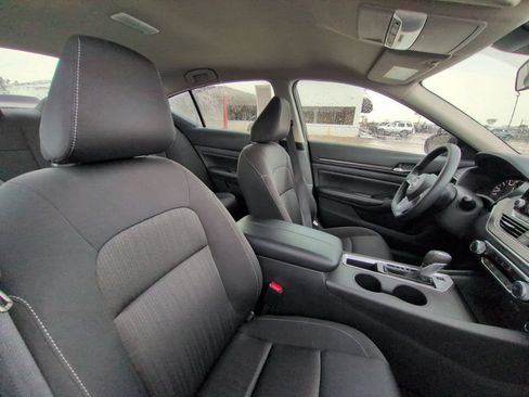 Used 2025 Nissan Altima 2.5 SV FWD image 30