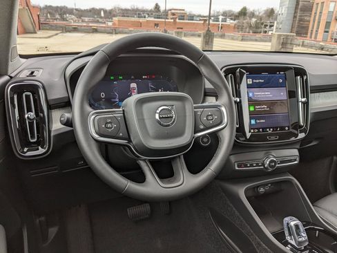 Certified 2025 Volvo XC40 B5 Ultra w/ Climate Package image 14