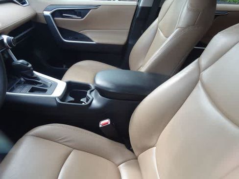 Used 2021 Toyota RAV4 XLE w/ Convenience Package FWD image 7
