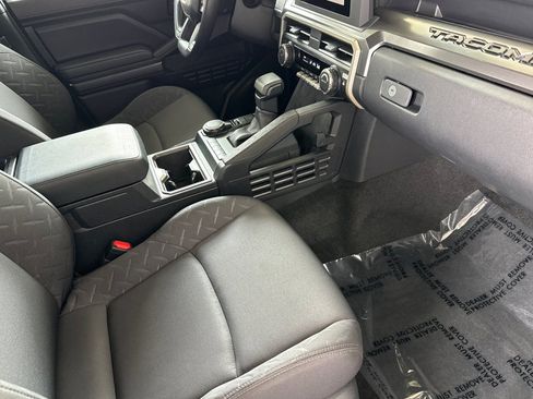 Certified 2025 Toyota Tacoma SR5 AWD/4WD image 15