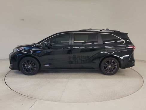 Used 2021 Toyota Sienna XSE w/ XSE Plus Package image 2