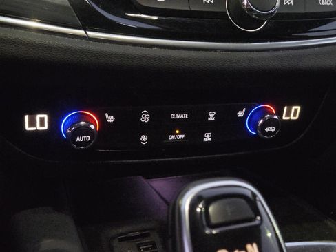 Used 2021 Buick Enclave Essence image 20