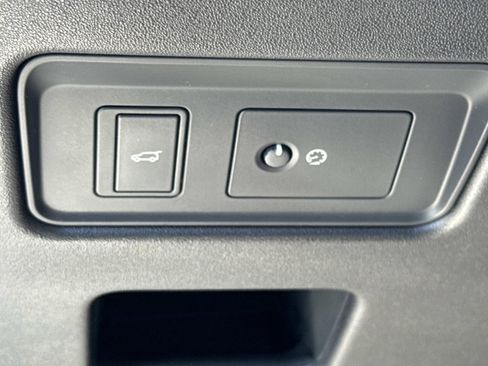 Used 2025 Land Rover Discovery S image 21