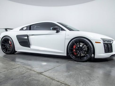 Used 2018 Audi R8 V10 w/ Premium Package RWD image 11