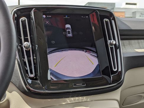 Certified 2023 Volvo XC40 B5 Plus AWD/4WD image 16