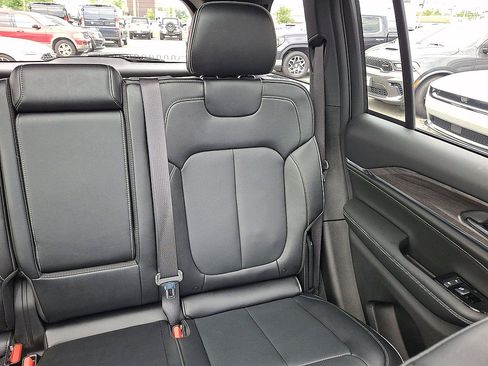 Used 2024 Jeep Grand Cherokee Overland AWD/4WD image 14