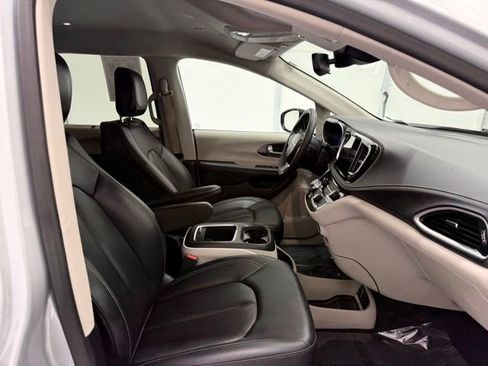 Used 2024 Chrysler Pacifica Touring-L AWD/4WD image 21