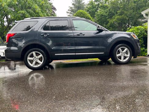 Used 2017 Ford Explorer XLT w/ Equipment Group 202A AWD/4WD image 14