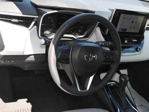 Used 2023 Toyota Corolla SE w/ SE Premium Package FWD image 8