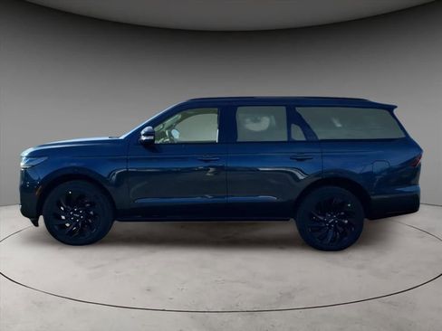 New 2025 Lincoln Navigator Reserve w/ Jet Appearance Package AWD/4WD image 2