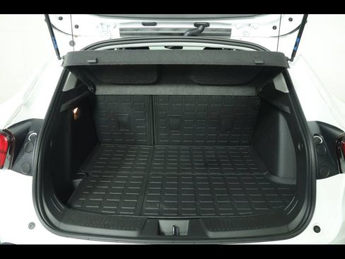 Used 2024 Chevrolet Trax LT w/ Sunroof Package FWD image 13