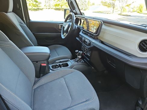 Used 2025 Jeep Wrangler Unlimited Sahara AWD/4WD image 10