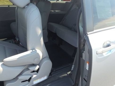 Used 2017 Toyota Sienna XLE w/ XLE Navigation Package FWD image 29