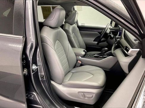 Used 2023 Toyota Highlander XLE image 6