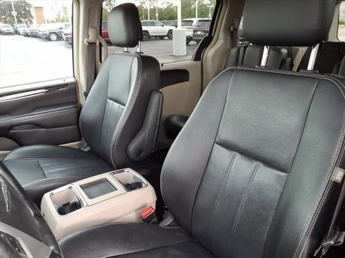 Used 2015 Chrysler Town & Country Touring w/ Driver Convenience Group FWD image 9