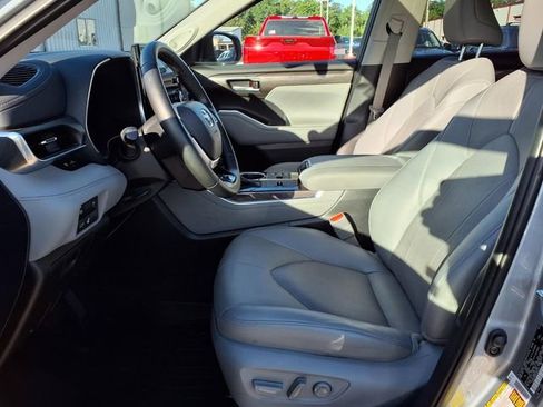 Used 2023 Toyota Highlander Limited image 17