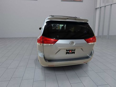 Used 2011 Toyota Sienna XLE image 7