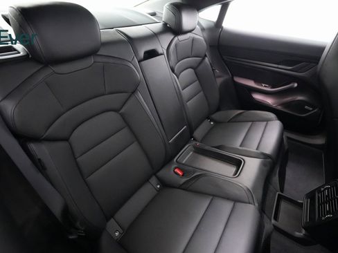 Used 2022 Porsche Taycan image 9