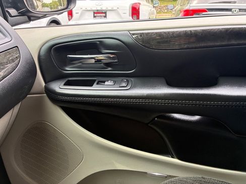 Used 2019 Dodge Grand Caravan SE FWD image 37