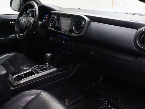 Used 2019 Toyota Tacoma TRD Sport image 10